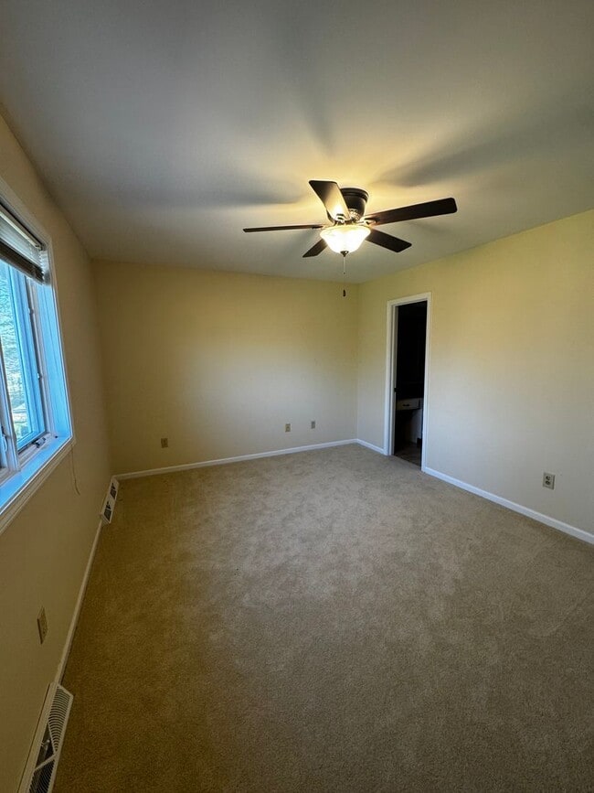 Building Photo - 3 bedroom,3.5bath.