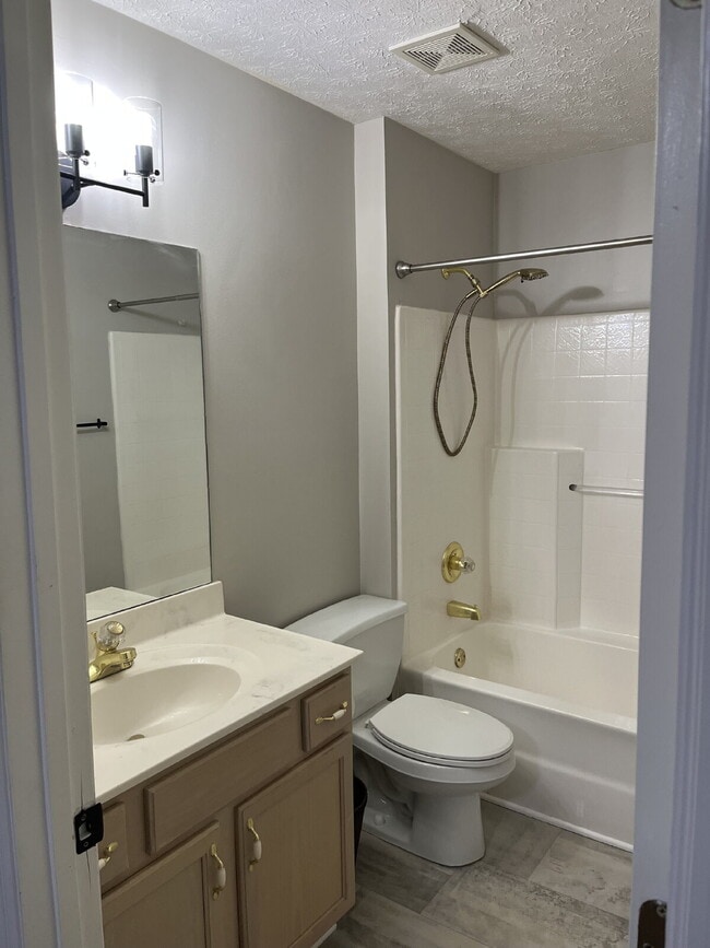 Building Photo - 135 Lake Chateau Dr