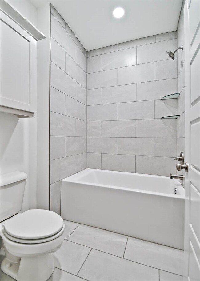 Building Photo - 508 W Persimmon St
