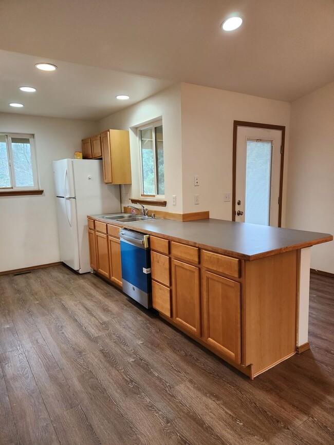 Building Photo - 240 Poplar St