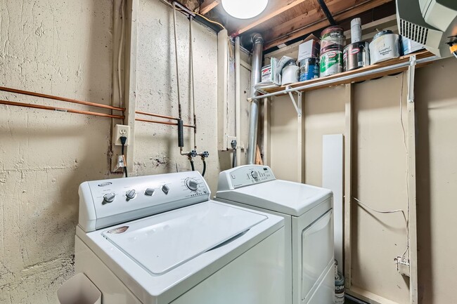 Building Photo - 4 Bedroom 2 Bath House In Louisville! Avai...