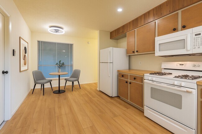 Building Photo - 462 Capehill Dr