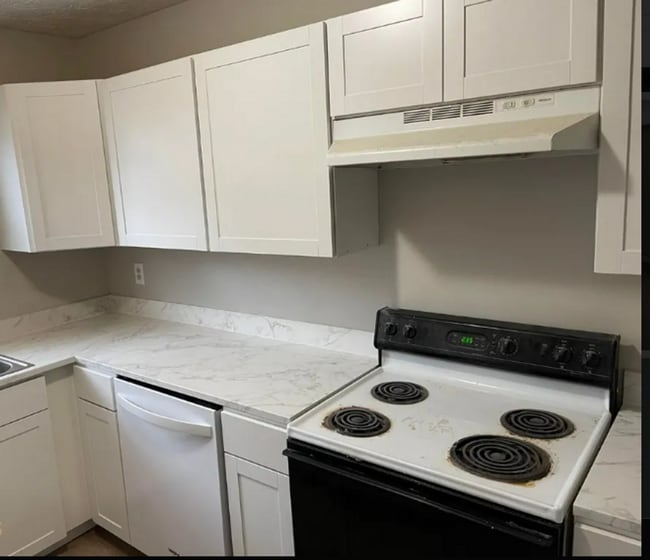 Building Photo - 2 bed 2.5 bath in Stockbridge!