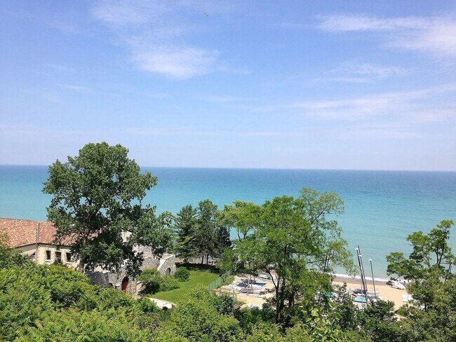 Building Photo - 695 Vernon Ave