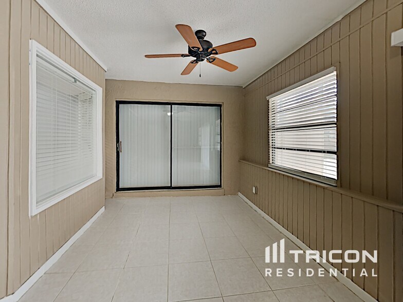 Building Photo - 949 Yellow Rose Dr