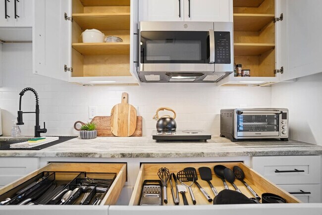 Building Photo - 2234 Edgemore Dr SE