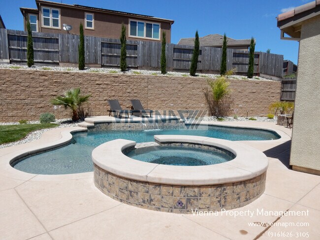 Building Photo - 5635 Saratoga Cir
