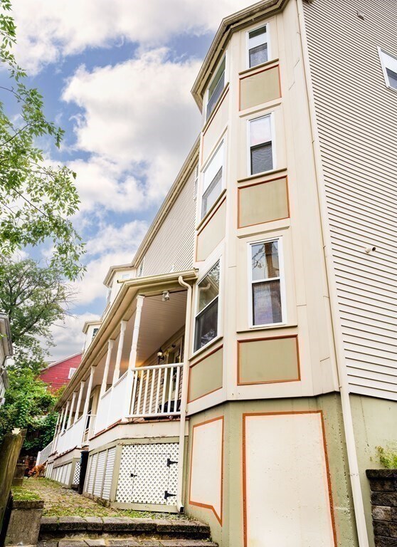 Building Photo - 15 Downer Ct