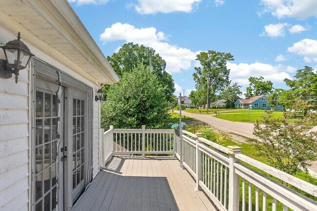 Building Photo - 3008 Lakeshore Dr