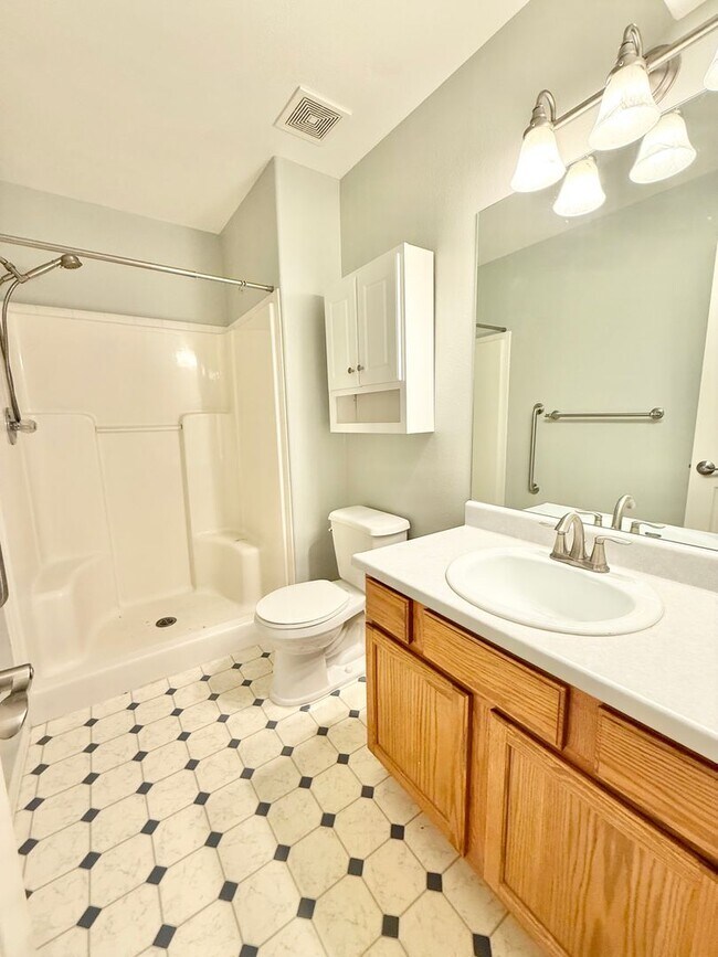 Building Photo - End- unit townhome on Hamlet!