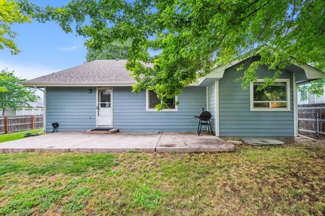 Building Photo - Stylish living in this modern 3 bed 2 bath...