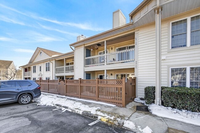 Building Photo - Very Nicely Update Condo in Prime Location!