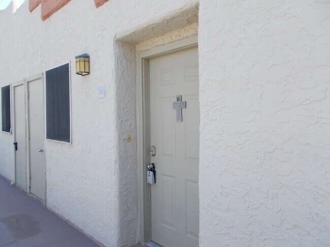 Building Photo - 2 Bed / 2 Bath Fully Furnished Condo – Top...