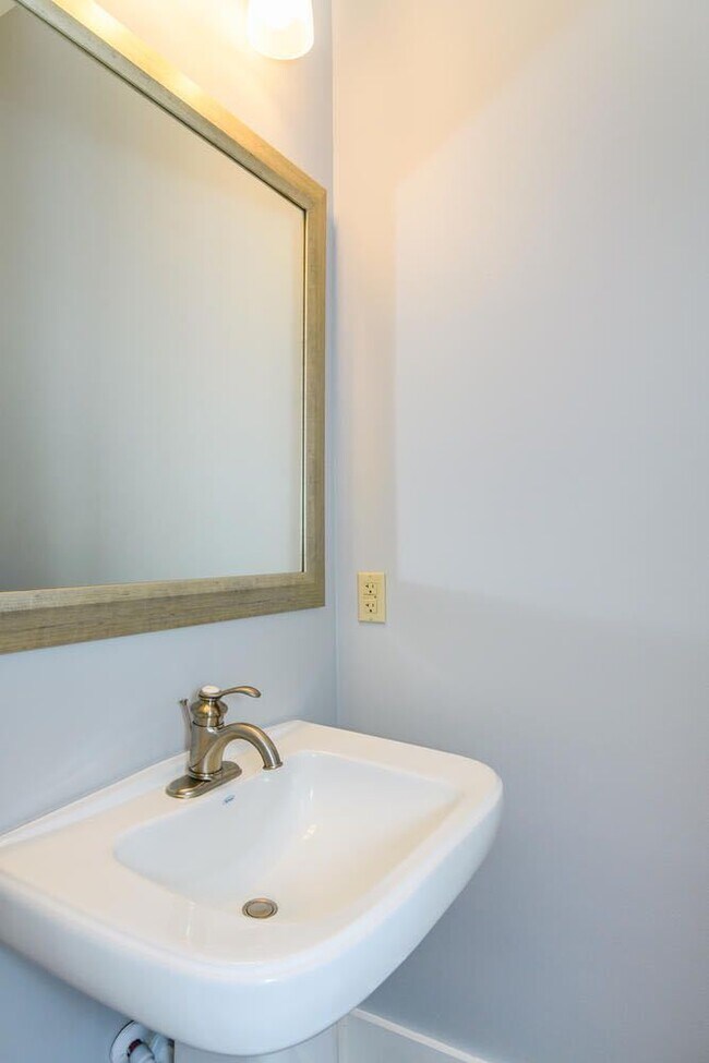 Building Photo - Biltmore Park Townhouse