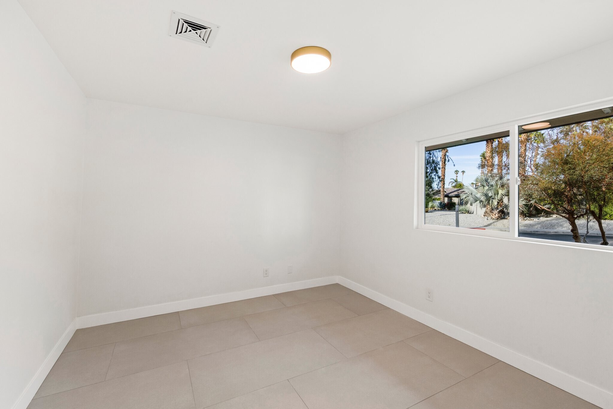 Building Photo - 1111 S San Joaquin Dr