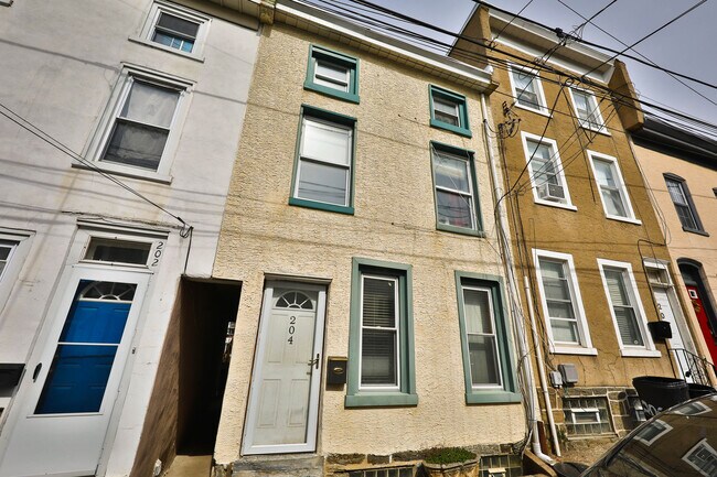 Building Photo - 204 Baldwin St