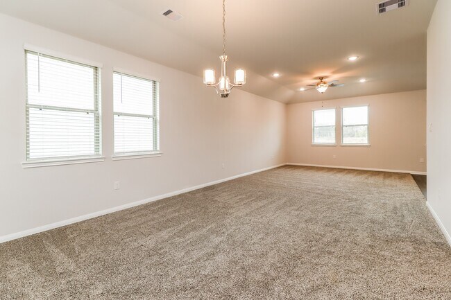 Building Photo - 14735 Country Club Dr