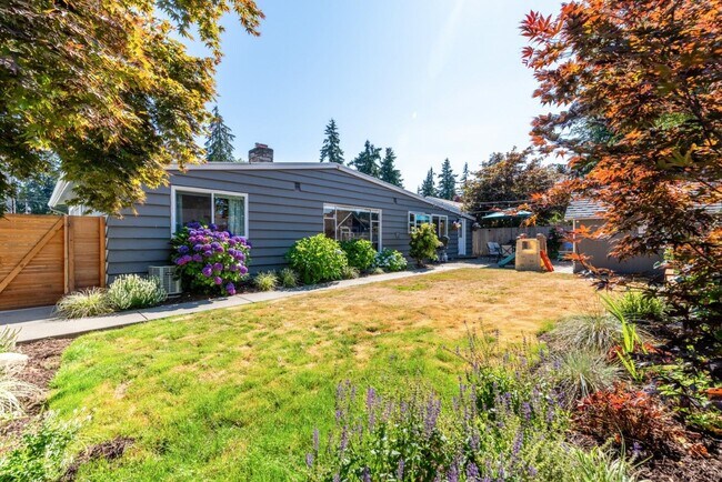 Building Photo - 4bd/1.75ba Shoreline Home