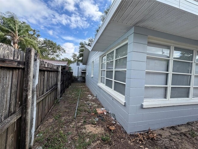 Building Photo - 218 W 4th St