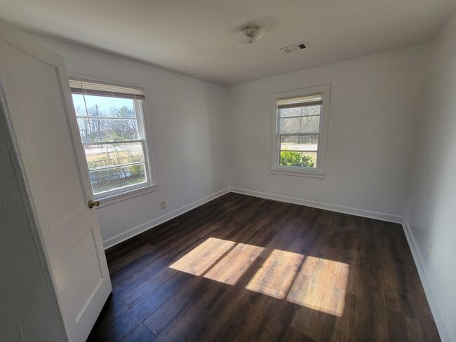 Building Photo - 1 BDRM 1 BATH