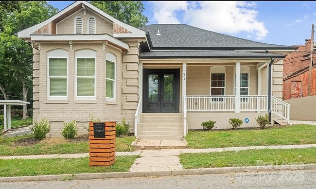 Primary Photo - 204 W Wade St