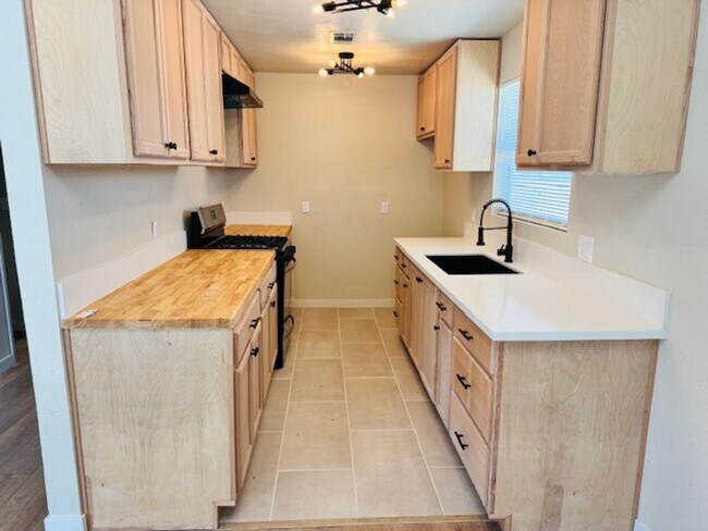 Building Photo - Gorgeous Remodeled 4+2 - $3000