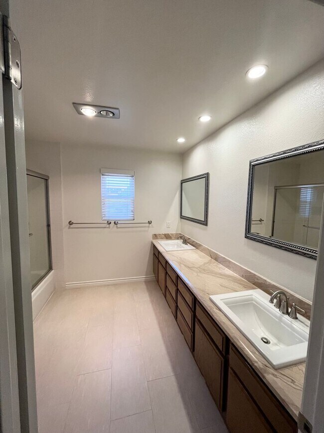 Building Photo - 4925 Regla Ct