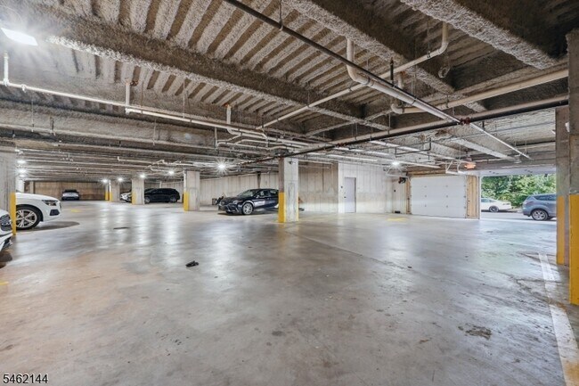 Building Photo - 420 River Dr