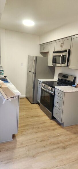 Building Photo - 326 E 2nd St