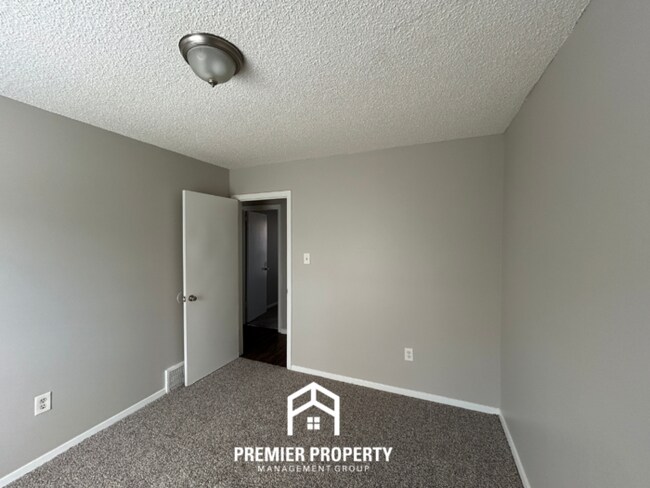 Building Photo - 6200 Somerset Cove