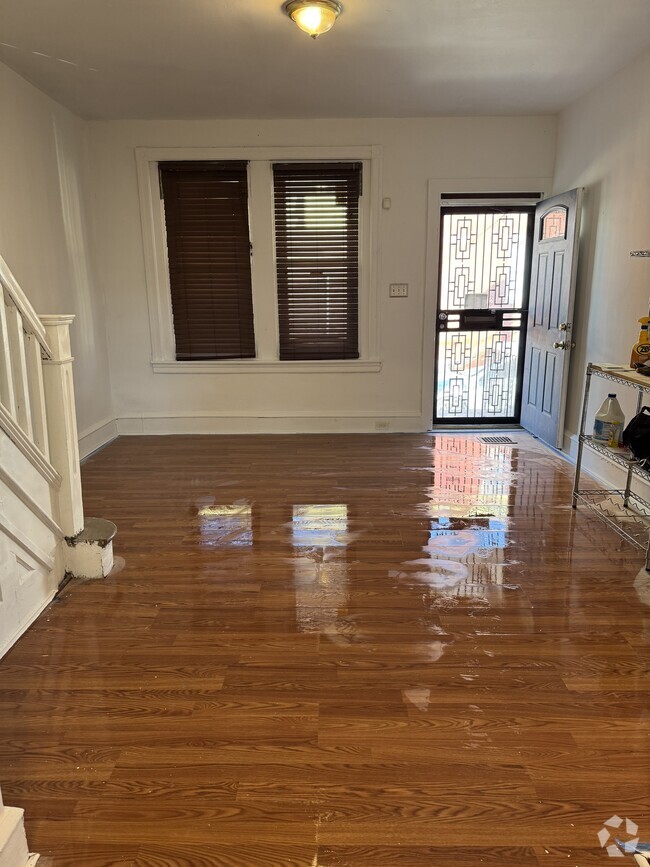 Spacious living room - 1864 E Atlantic St