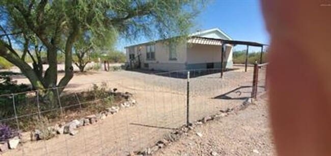 Building Photo - HUGE PRIVATE LOCATION 3 BEDROOM 2 BATH HOME!!