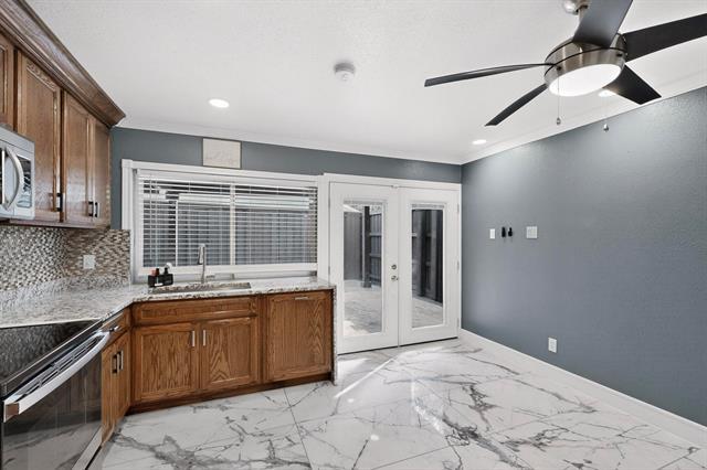 Building Photo - 4006 Mayflower Dr