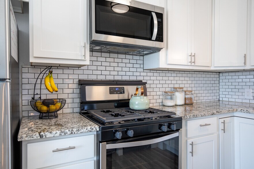 Kitchen Range/Microwave - 510 W Oak St