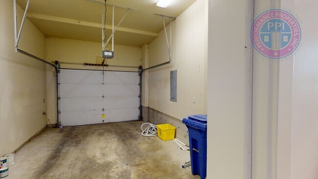 Building Photo - Riverfront Location, Luxury Townhome - End Corner Unit, Two En-Suites, Attached Garage