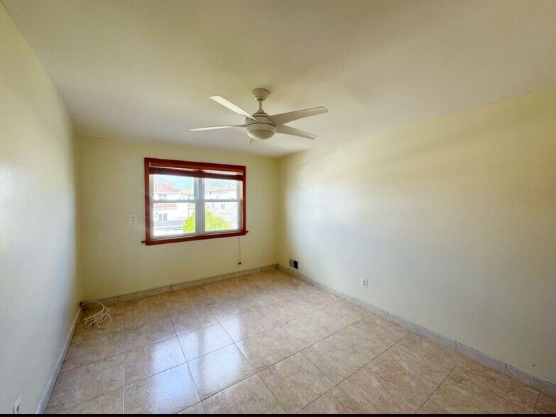 Building Photo - 459 Klondike Ave