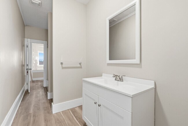 Building Photo - 7 Maple St