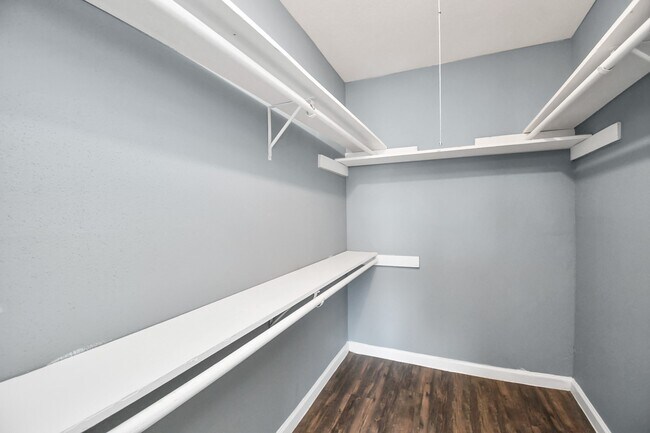 Building Photo - 5959 Bonhomme Rd