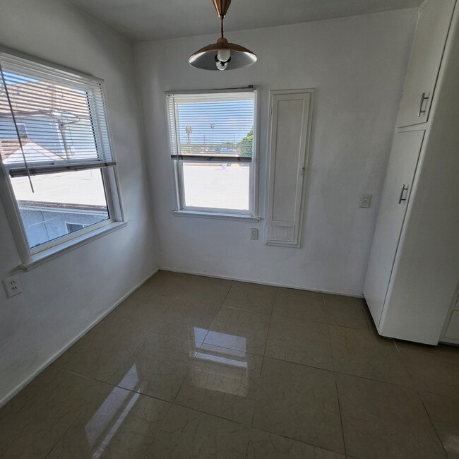 Dining area - 5735 S Rimpau Blvd