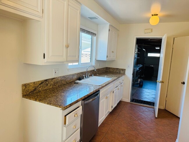 Building Photo - Single Level 3 Bedroom Bliss