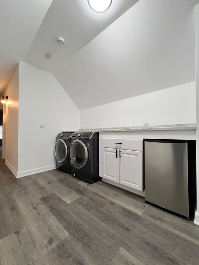 Building Photo - 4537 S Hermitage Ave