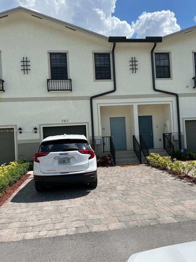 Building Photo - 757 SW 11th St