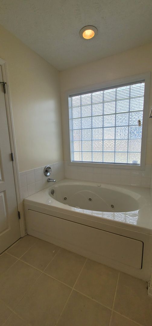 Building Photo - Beautiful 3 Bedro Brick Ranch Home w/ Bonus Room- Minutes from Interstate and Close to Shopping.