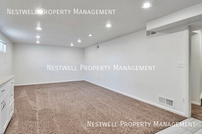 Building Photo - 1335 E Maplewood Cir