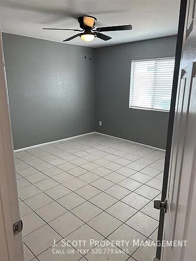 Building Photo - 525 E Peppertree Ave