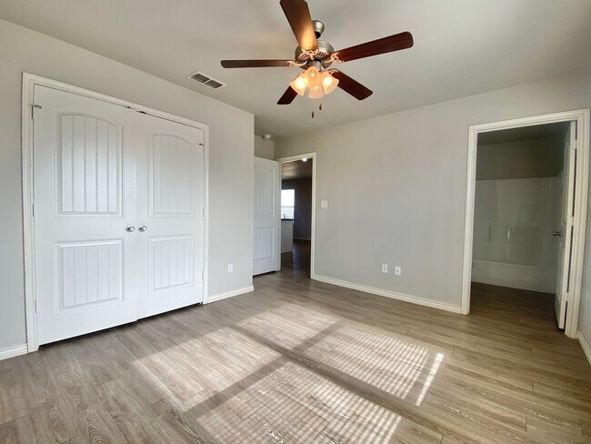 Building Photo - Great 3 bed 2 bath rural rental now available.