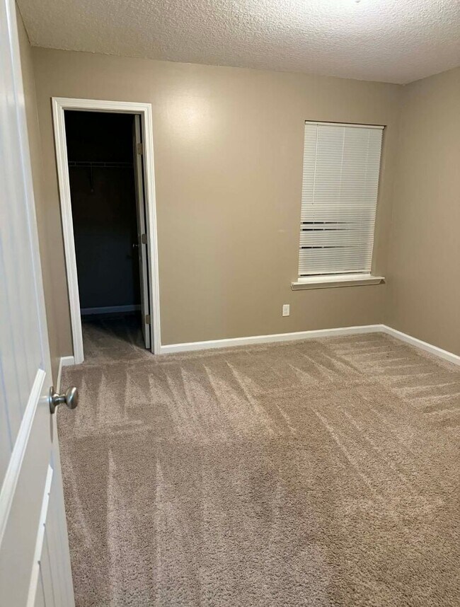 Building Photo - 4 Bed 2.5 Bath Two-Story Home