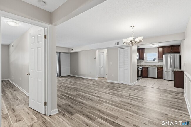 Building Photo - 808 Twin Circle Dr