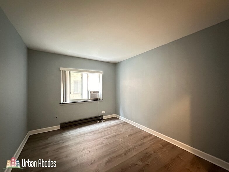 Building Photo - 672 W Sheridan Rd