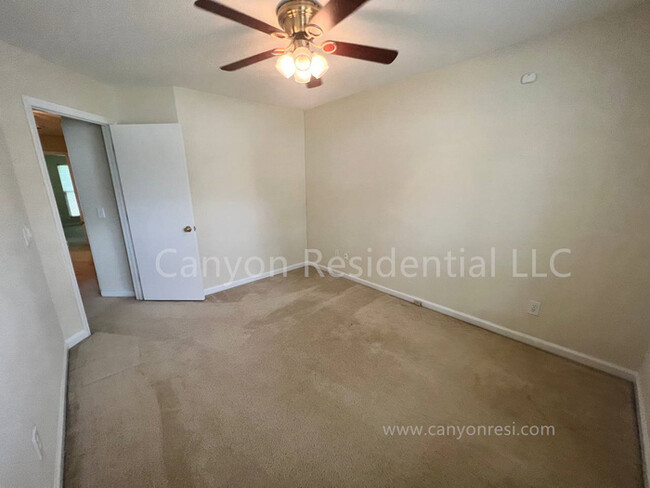 Building Photo - Beautiful 3b Room! Move in ready!